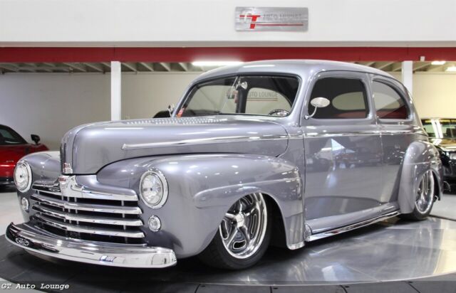 1947 Ford Super Deluxe (Silver/Red)