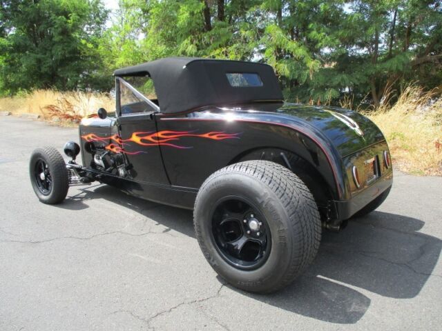 1928 Ford Model A (Black/Black and Red)