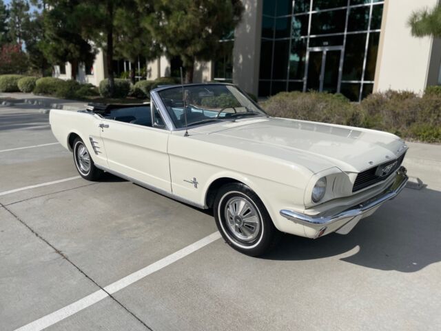 1966 Ford Mustang (White/Blue)