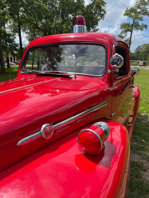 1952 Ford F1 (Red/Red)
