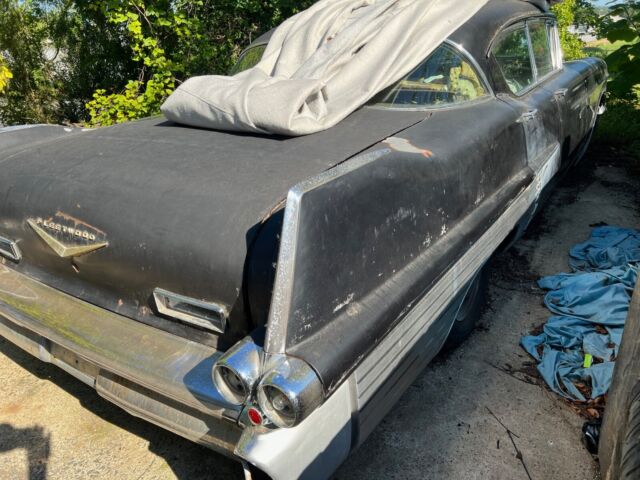 1957 Cadillac Fleetwood (Black/White)