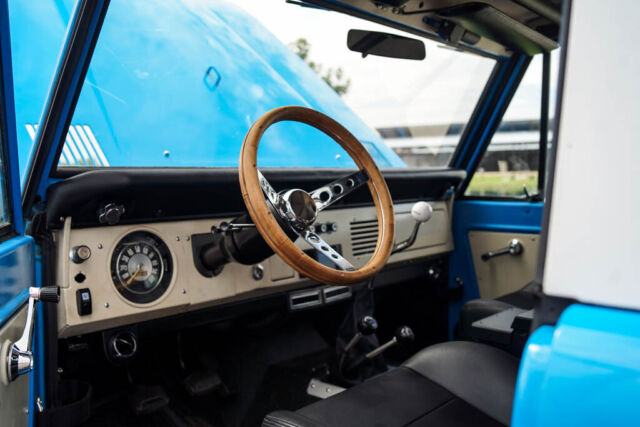 1967 Ford Bronco (Blue/Black)