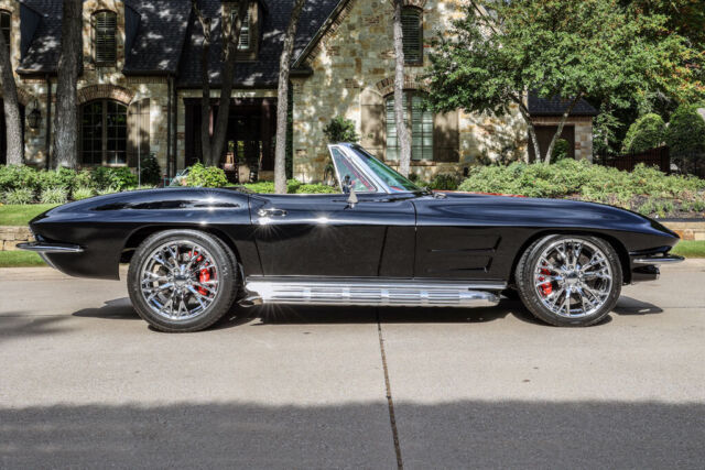 1964 Chevrolet Corvette (Black/Red)