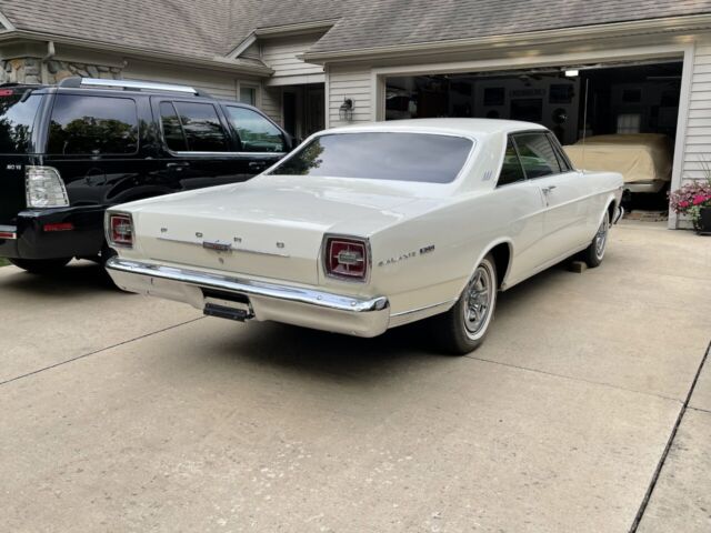 1966 Ford Galaxie (White/Black)