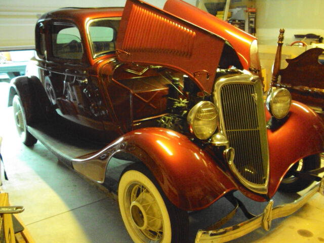 1934 Ford Model 40 (Red/White)