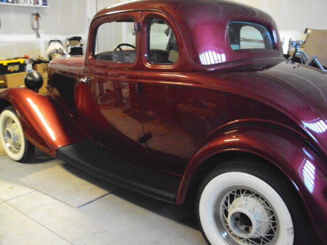 1934 Ford Model 40 (Red/White)