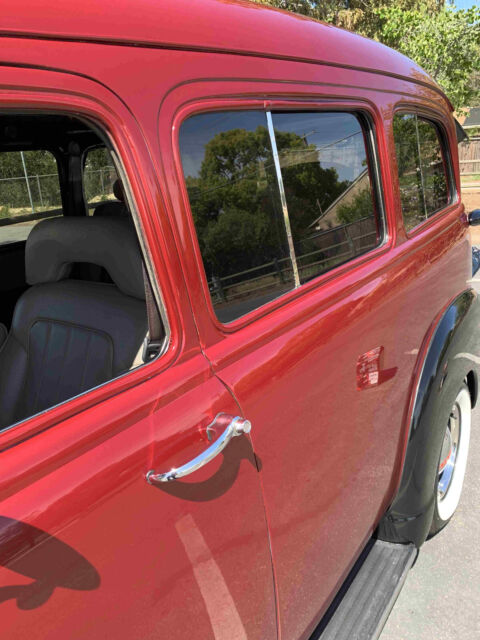 1953 Chevrolet Suburban (Burgundy/Gray)
