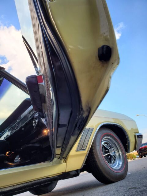 1967 Buick GS 400 Convertible (Butternut Yellow/Black)