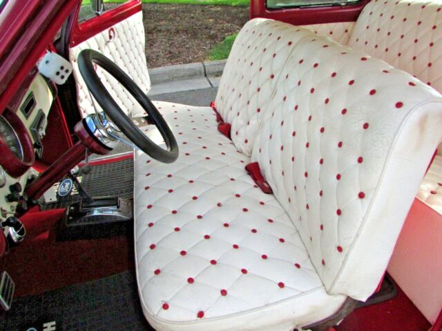 1951 Ford custom (Red/White)