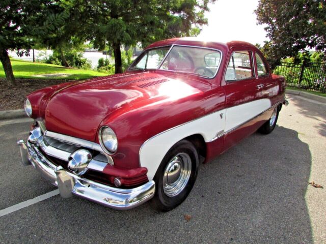 1951 Ford custom (Red/White)
